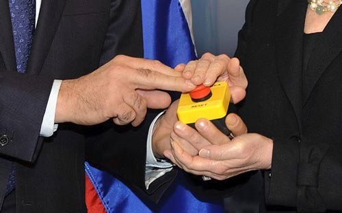 Tháng 3/2009, Ngoại trưởng Mỹ Hillary Clinton đã tặng người đồng cấp Nga Sergei Lavrov một nút điều chỉnh màu đó. Món quà là biểu tượng cho mối quan hệ được cải thiện giữa 2 nước Nga và Mỹ.